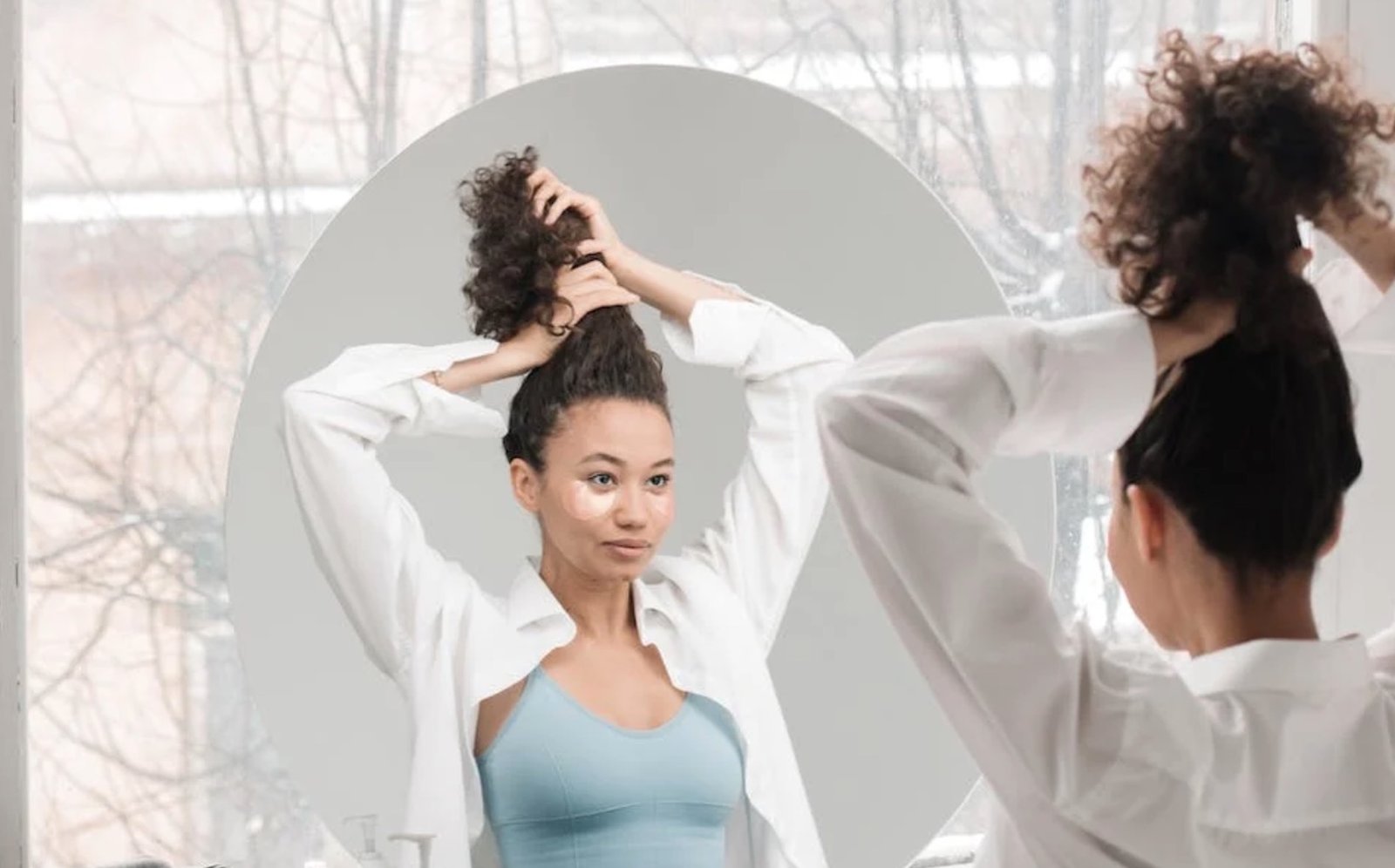 Person som applicerar foundation med svamp