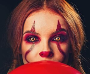 Bild på en tjej med halloween smink i ansiktet.