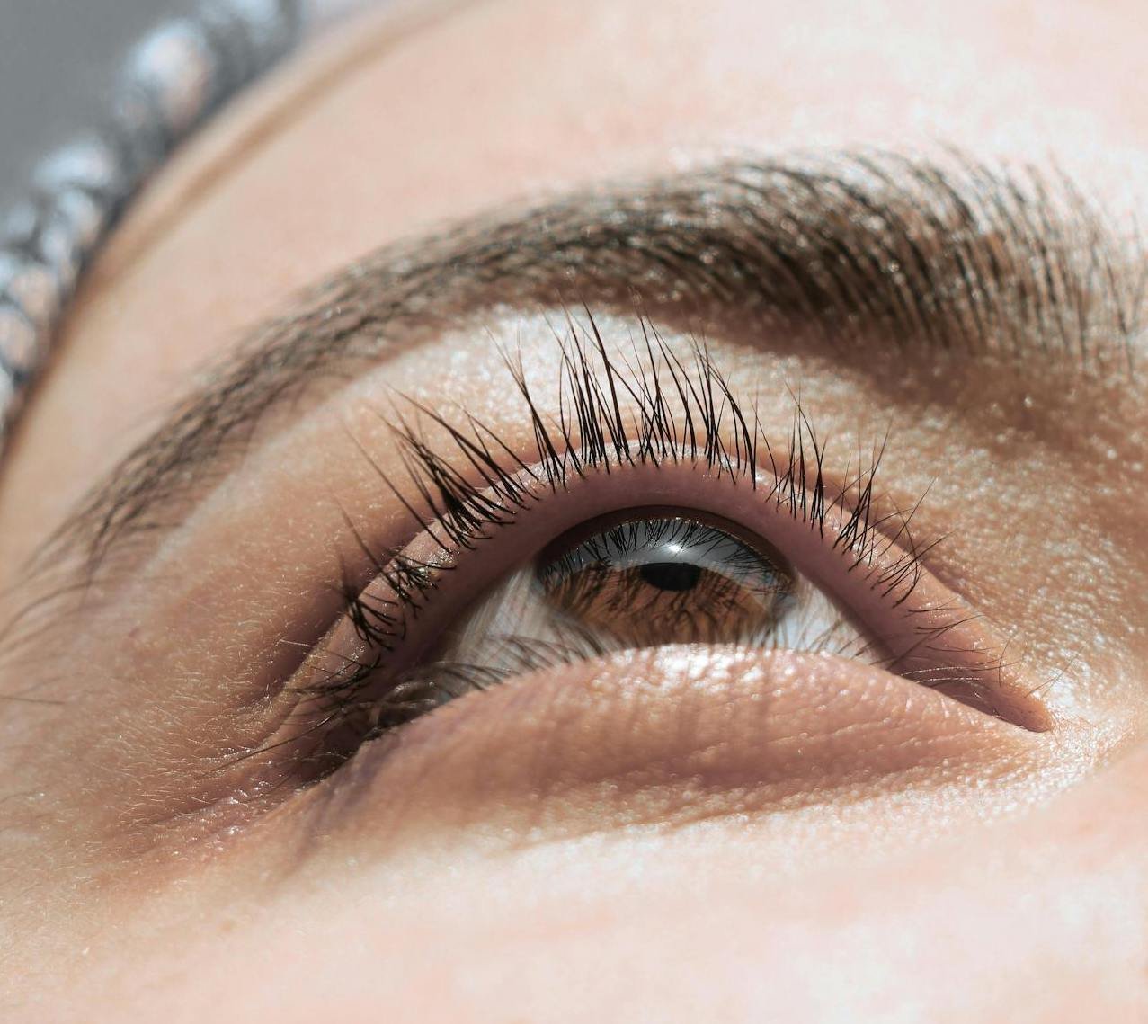 Inzoomad bild på ögonfransar.