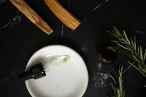 Bild på en pipett och en kvist rosmarin liggandes bredvid.